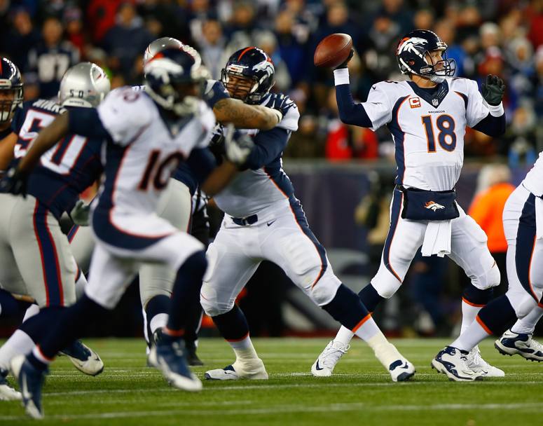Peyton Manning in azione. Non baster: i Broncos hanno perso. La sfida a distanza l&#39;ha vinta Brady. Afp
